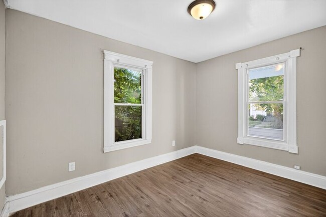 Building Photo - 389 E 160th St