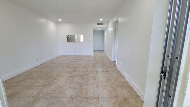 Foto del edificio - 3674 N University Dr