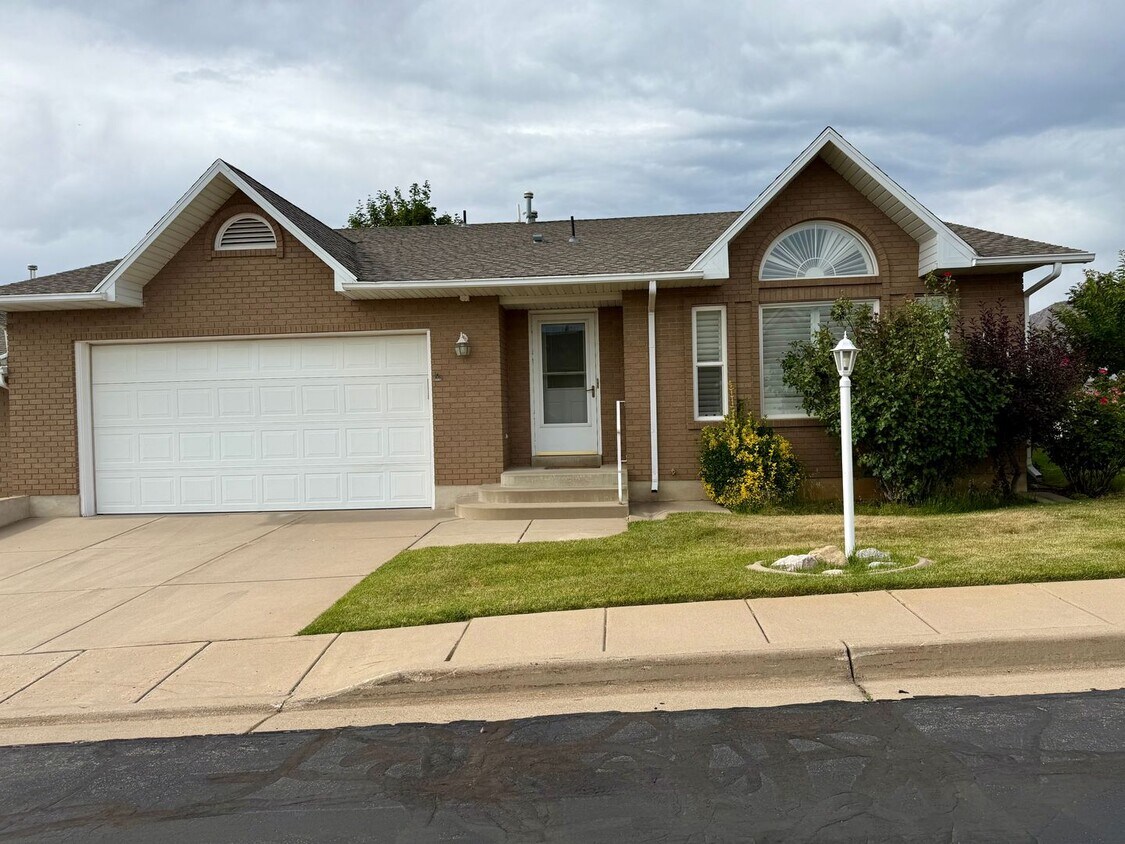 Primary Photo - Spacious 4-Bedroom Duplex in Quiet South O...