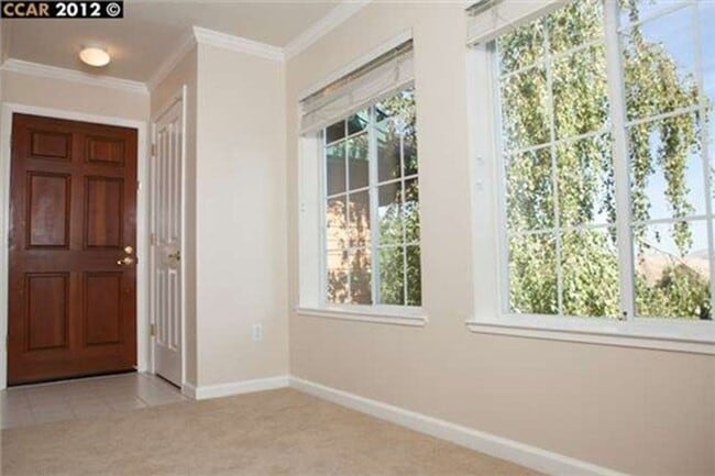 Building Photo - 2 Bed 2 Bath Corner Unit Condo In San Ramon