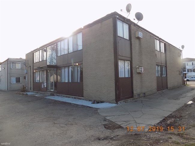 Building Photo - 15080 Greenfield Rd