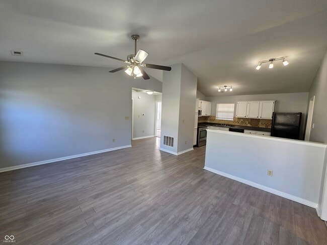 Building Photo - 6165 Pinnacle Blvd