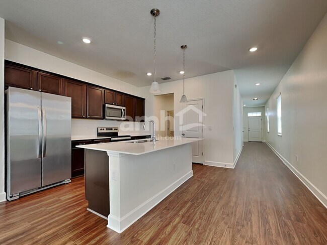 Foto del edificio - 1020 Island Pond Dr