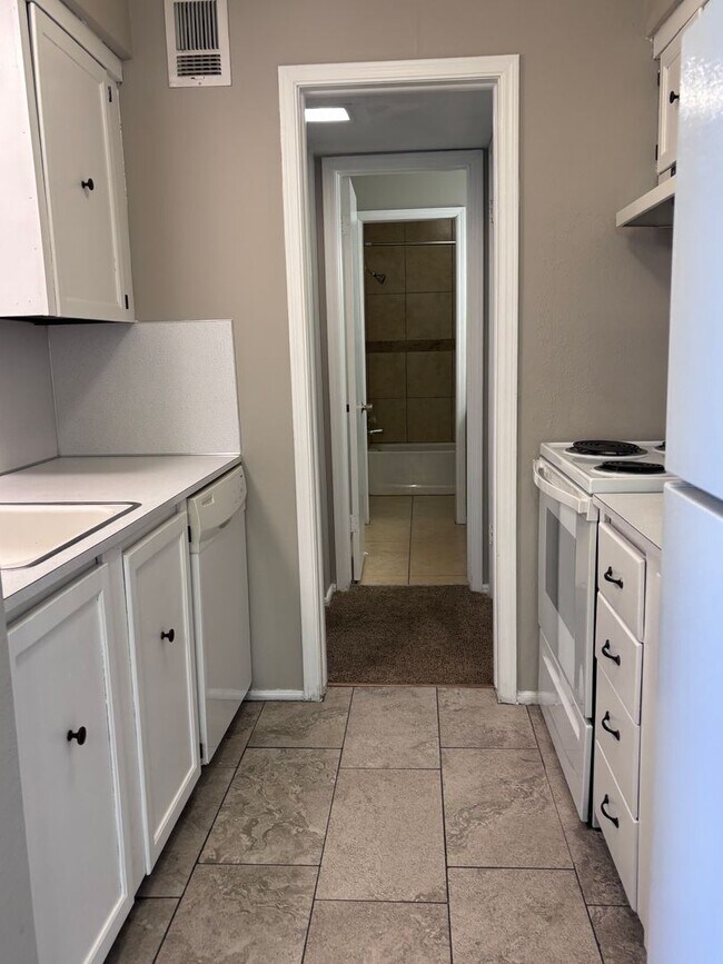 Foto del edificio - 1 Bed / 1 Bath at Willow Creek Condos – 68th & Yale $975/month | $975 Security Deposit