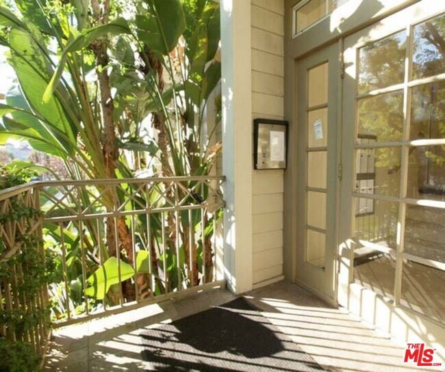 Foto del edificio - 10627 Moorpark St