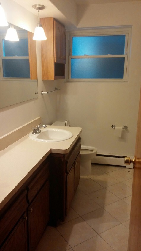 Bath #1 - 5009 N Mango Ave