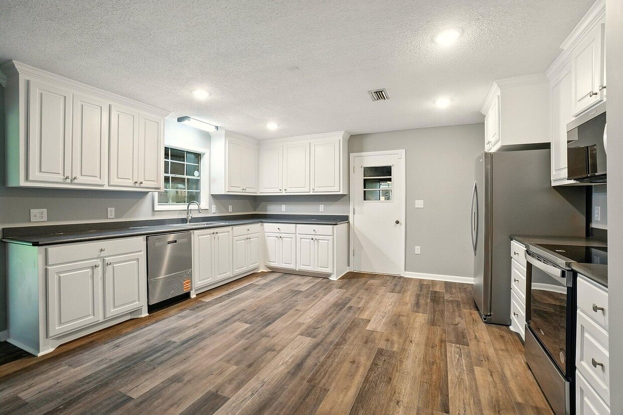 Primary Photo - 103 Parkwood Dr
