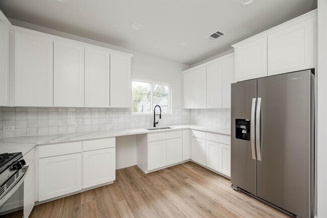 Foto del edificio - 1004 Ellingson Ln