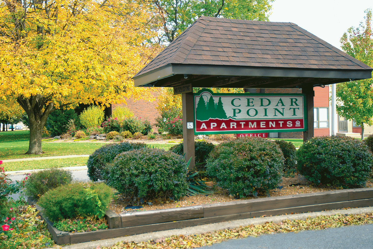 Letrero de Cedar Point - Cedar Point Apartments