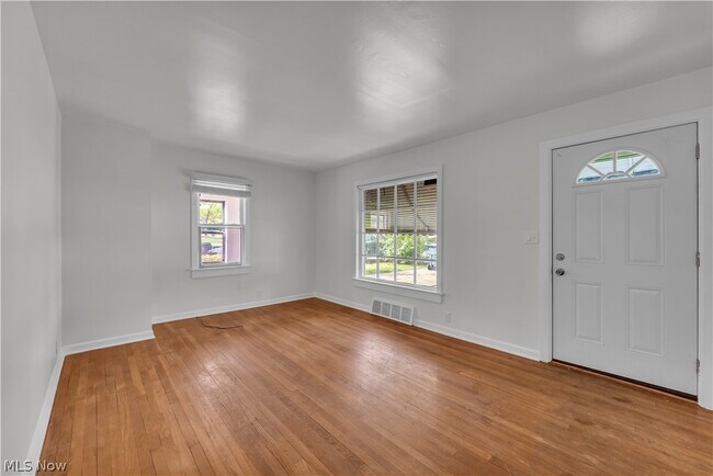 Building Photo - 5581 Saxon Dr