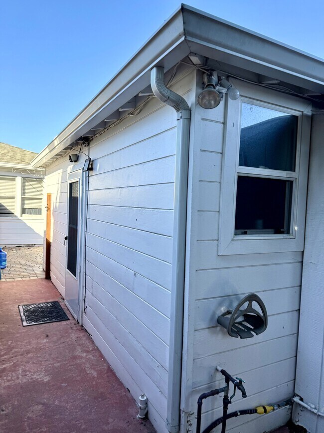 Building Photo - 1354 N Main St