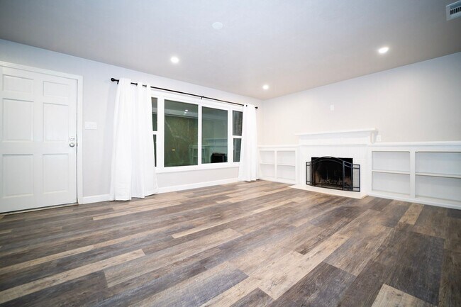 Foto del edificio - Adorable Duplex Unit with Attached Garage