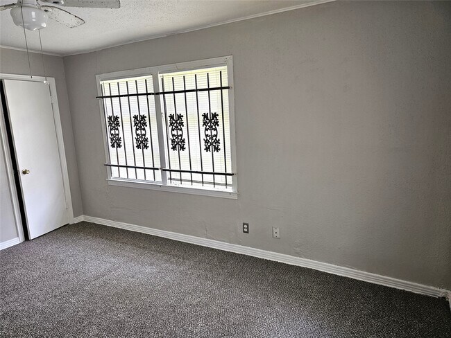 Building Photo - 5902 Pershing St