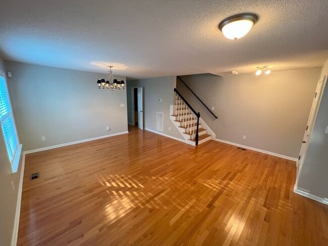 Building Photo - 135 Kimeo Way