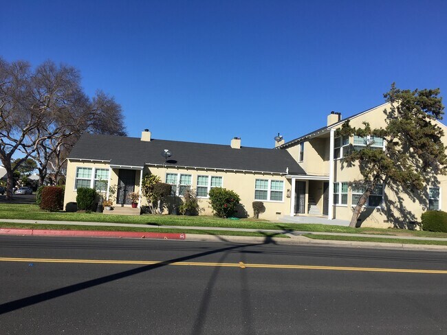 Building Photo - 15730 Halldale Ave