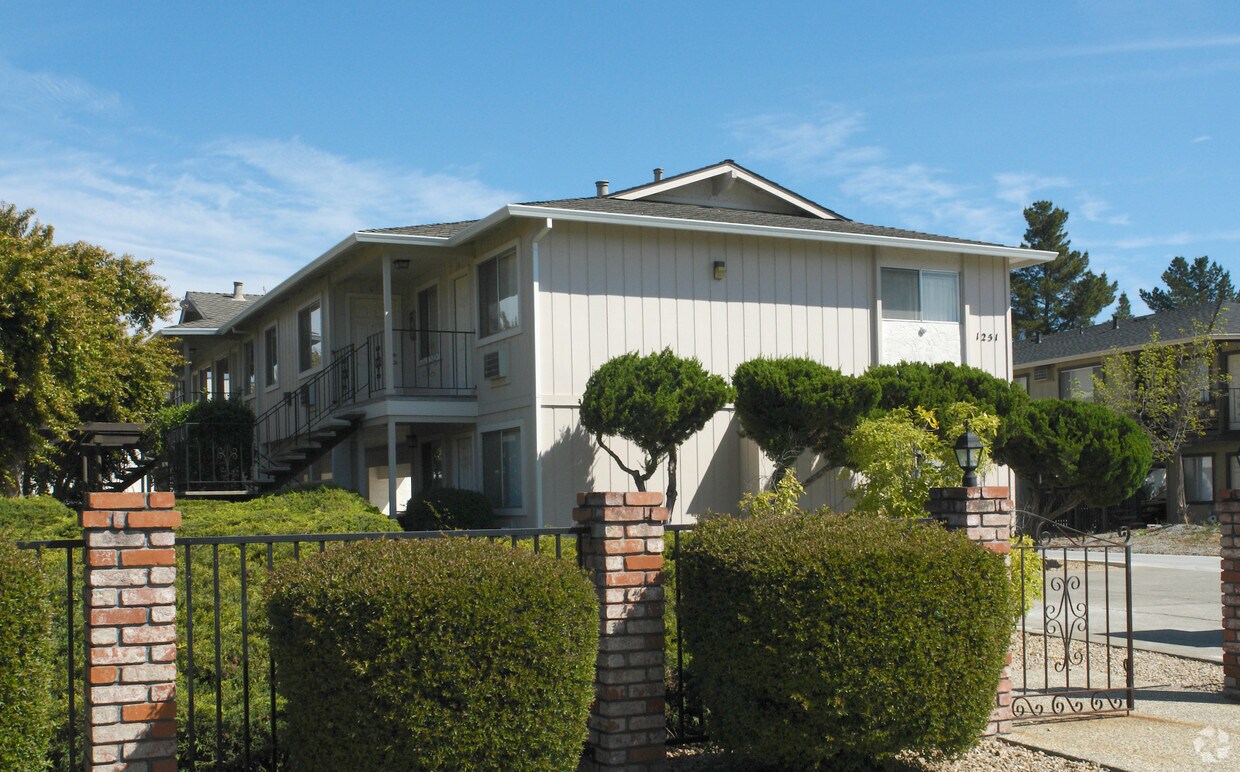 Building Photo - 1251 Juniper Dr