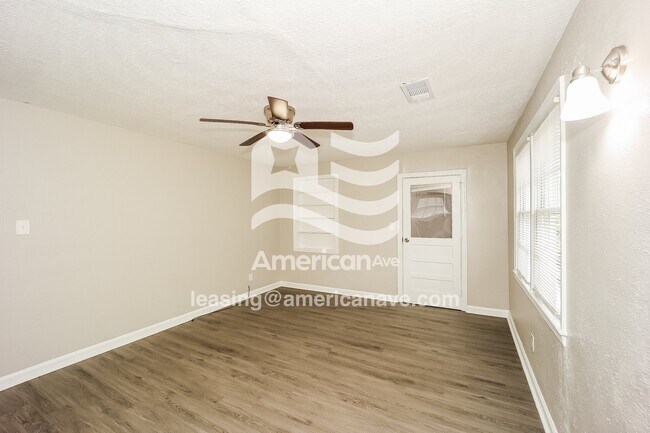 Foto del edificio - 2438 Pye Ave