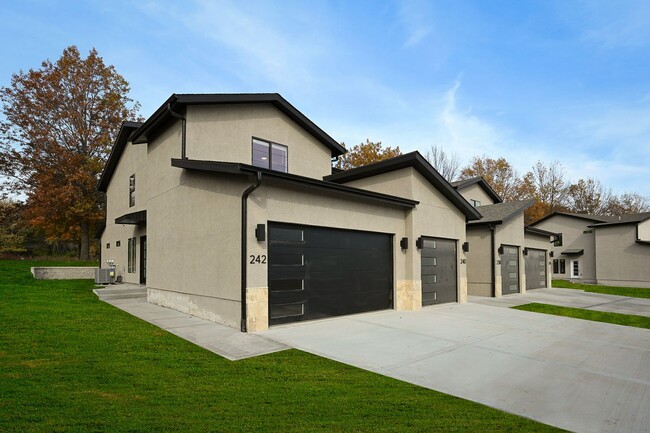 Foto del edificio - Two Bedroom Twin Villa with Attached 1-Car Garage