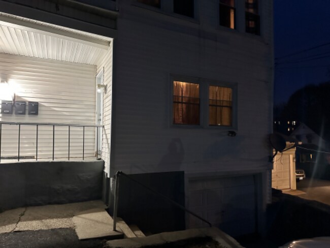 Building Photo - 428 Elm St