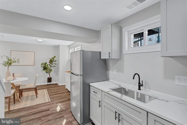 Building Photo - 1049 Marton St