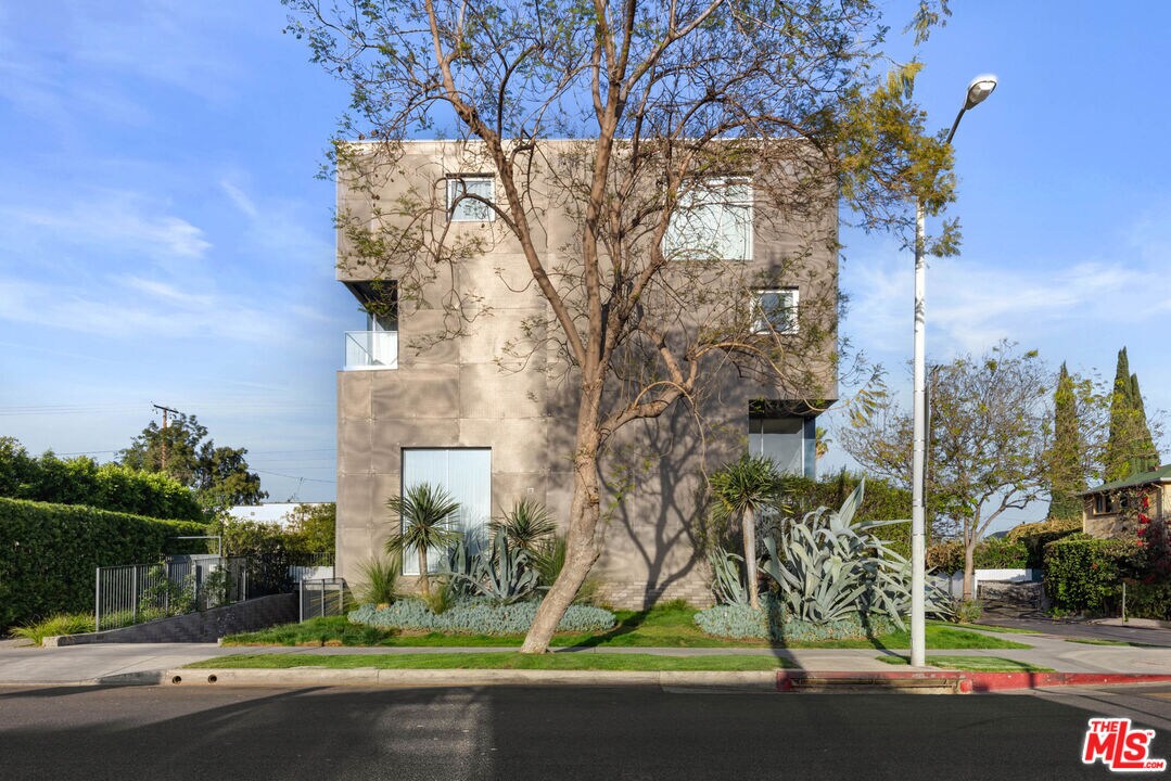 Primary Photo - 7907 Willoughby Ave