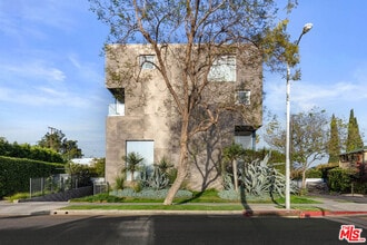 Building Photo - 7907 Willoughby Ave