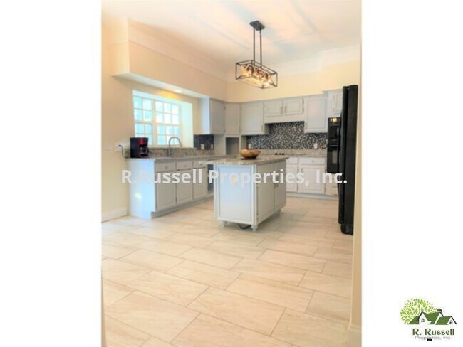 Foto del edificio - Pool Home!!! 4 bedrooms and 2.5 bath singl...