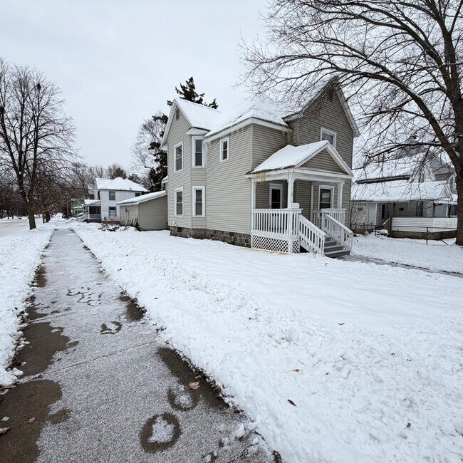 Foto del edificio - 3 bedroom home on the NW side of Grand Rapids