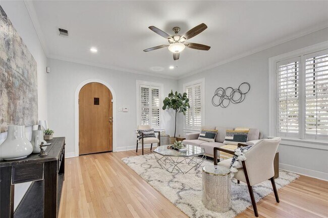 Foto del edificio - 1016 Harwood Pl