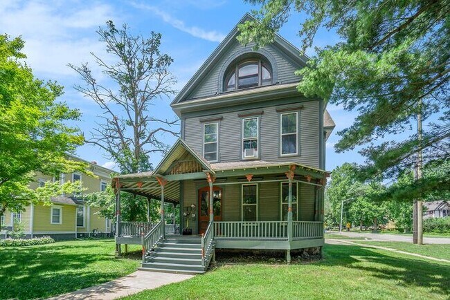 Foto del edificio - $1295 Furnished 1 Bed 1 Bath in Downtown's Beautiful Stuart Neighborhood - Ask about our Security...