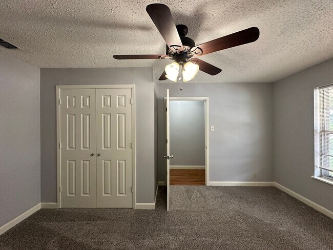 Foto del edificio - Coming Soon: Delightful 4-bedroom, 2-bathr...