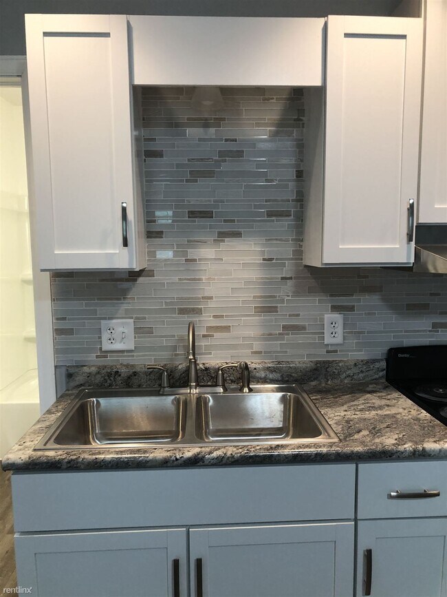 Building Photo - Studio, 1 bath Triplex - 1200 W Michigan A...