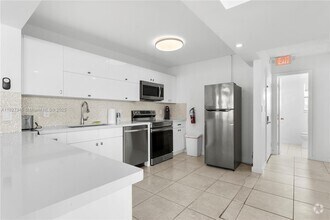 Building Photo - 9440 W Bay Harbor Dr