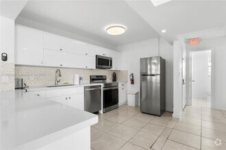 Building Photo - 9440 W Bay Harbor Dr