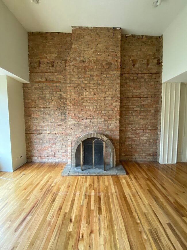 Building Photo - 606 W Surf St