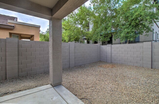 Foto del edificio - 3 Bedroom + 2 Bathroom + 2 Car Garage + Co...