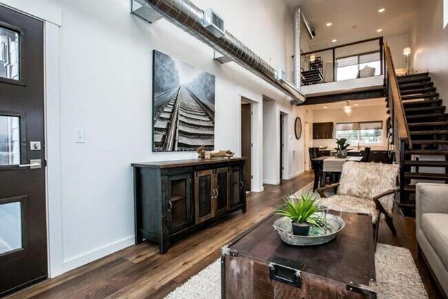 Building Photo - Whitefish Townhome w/ Clubhouse amenities