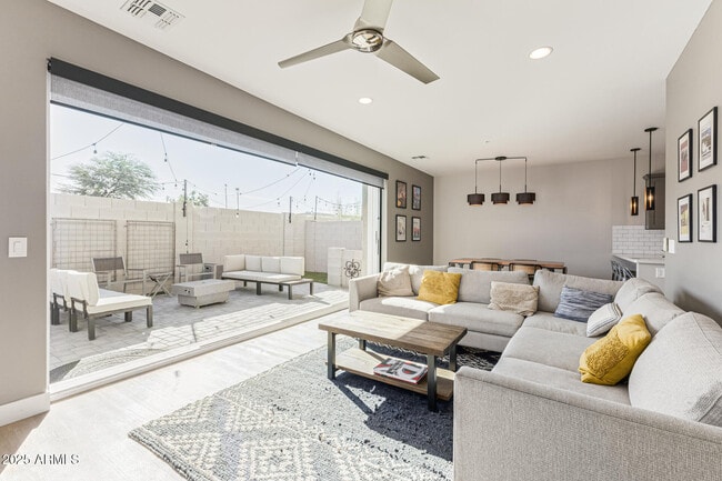 Foto del edificio - 2315 E Pinchot Ave