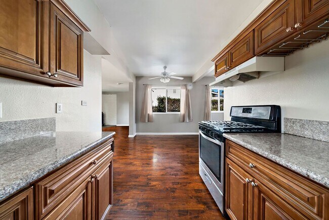 Foto del edificio - 6638 Lilac Ave