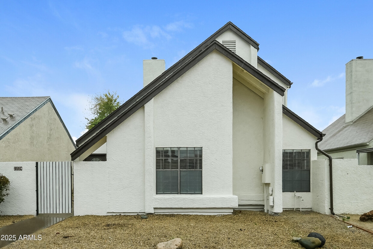 Primary Photo - 2229 W Ross Ave