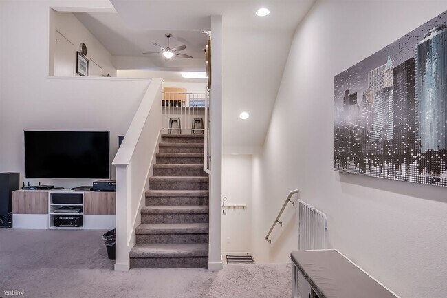 Building Photo - 2 br, 2.5 bath Townhome - 7620 Gennaro Way
