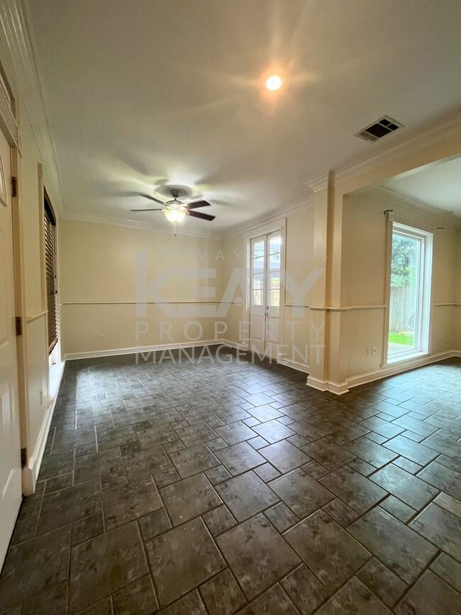 Building Photo - Extremely Spacious Townhouse Available in ...