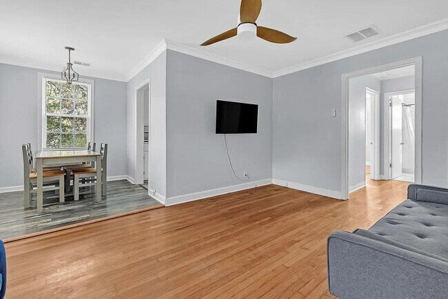 Foto del edificio - 2405 Eastwood Ave