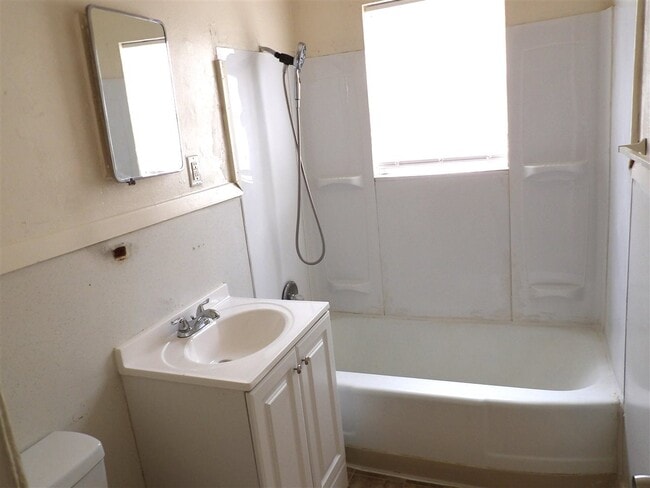 Building Photo - 2604 NW Pollard Ave