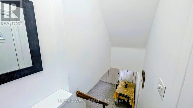 Building Photo - 1559 Northmount Ave