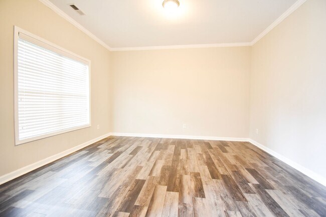 Building Photo - 5 Bedroom 3 Bathroom Pets Considered