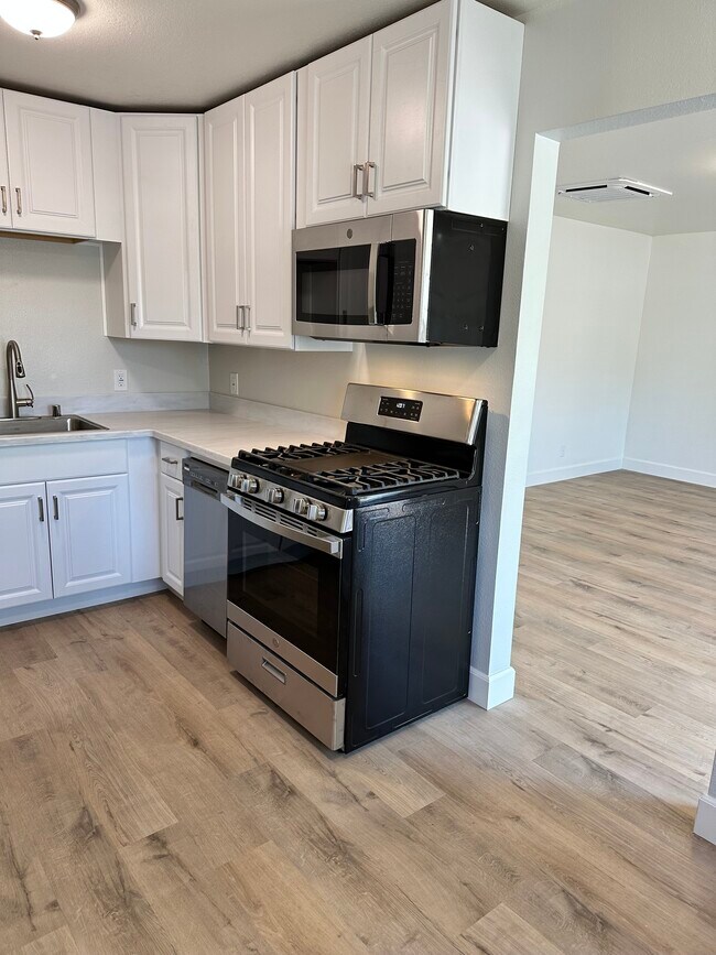 Building Photo - 888 W Verano Ave