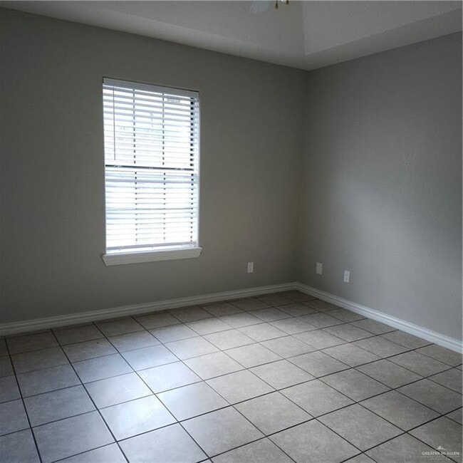 Building Photo - 1501 W Carmen Ave