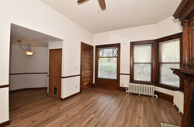 Ventanas altas - 1751 N Cambridge Ave