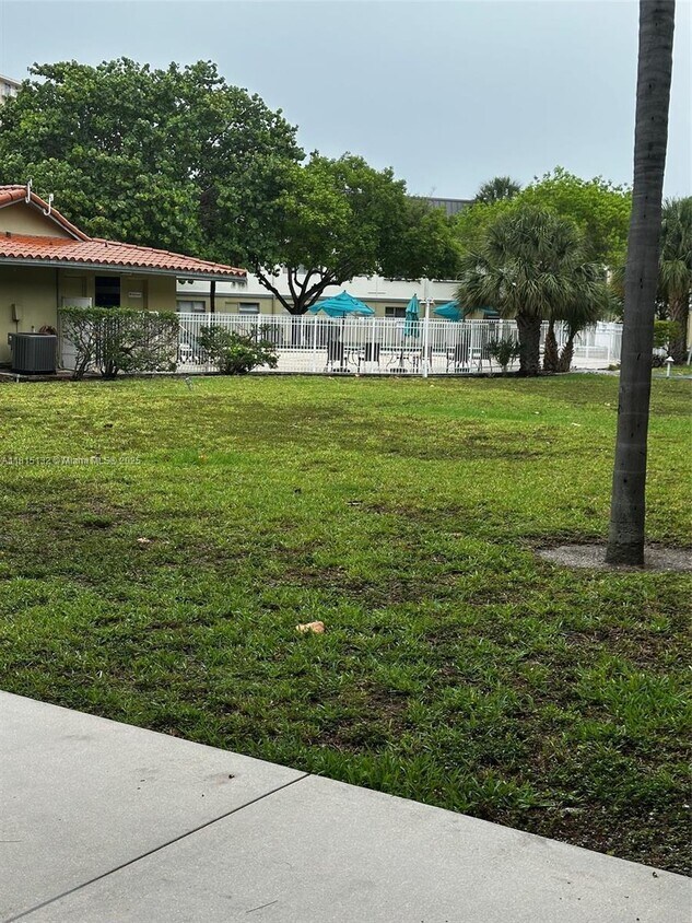 Foto del edificio - 270 Layne Blvd